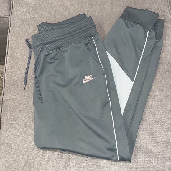 Nike-Sweat suit in excellent condition, like new. - Picture 9 of 12